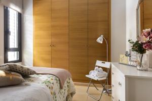 a bedroom with a bed and a dresser with a mirror at Apartamento Centro con Parking in Seville