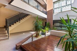 an internal courtyard of a building with plants at Apartamento Centro con Parking in Seville