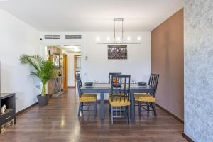 a dining room with a blue table and chairs at Apartamento Las Joyas in Estepona
