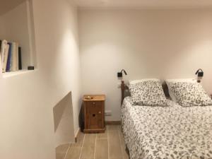 a bedroom with two beds and a night stand at Papi Stop in Villarlurin