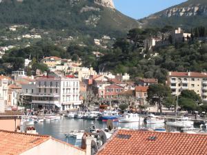 a town with boats in a harbor with a mountain at Le Bellavista T2 Cassis Emplacement in Cassis