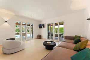 a living room with a couch and a table at Casa Baskings in Portopetro