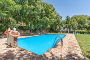 an image of a swimming pool in a yard at El Cobertizo in La Zubia