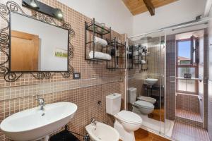 a bathroom with two toilets and a sink and a mirror at vv - La Casa Verde in Las Casas +19 photos