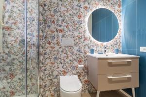 a bathroom with a toilet and a mirror at Verdemare a due passi dal mare in Villaggio Azzurro +9 photos