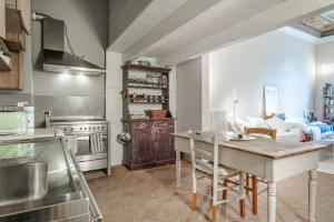 a kitchen with a table and a stove at L'affresco in Via Guinigi in Lucca