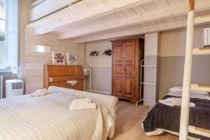 a bedroom with two bunk beds and a wooden ceiling at L'affresco in Via Guinigi in Lucca