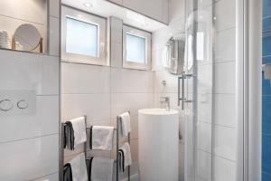 a bathroom with a sink and a shower at Fewo Sartorius in Bensheim +31 photos