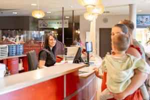 a family sitting at a counter in a restaurant at Ferienhäuser Saalemaxx in Rudolstadt +82 photos