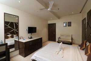 a large bedroom with a bed and a tv at Eennra Guest House in Mālda