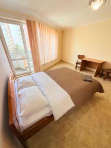a bedroom with a large bed and a window at 1 Double Budget Room Center Park in Chişinău