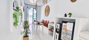 a white hallway with a refrigerator in a house at Casa di Stella in Ngurblut