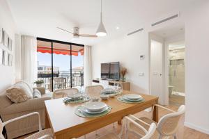 a living room with a table and chairs at Bellavista Apartamento Marmen in Málaga