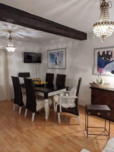 a dining room with a black table and chairs at Apartment zu Hofe in Oberursel