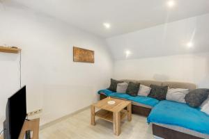 a living room with a couch and a table at Ferienwohnung Sonnenblume in Rhadern
