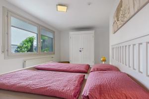 two beds in a bedroom with a window at Casa Bianca in Offenburg