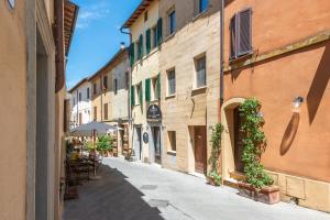 an alley in an old town with buildings at beb del Musico in Montalcino