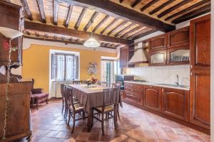 a kitchen with a table and chairs in a room at beb del Musico in Montalcino
