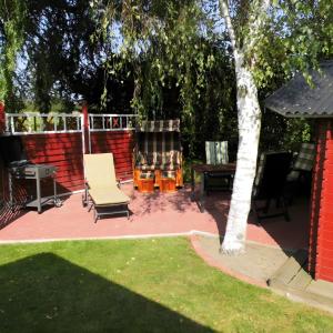 a patio with a tree and a table and chairs at Micha's Ferienwohnung in Bredstedt