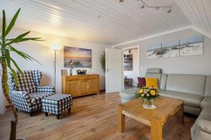 a living room with a couch and a table at Micha's Ferienwohnung in Bredstedt