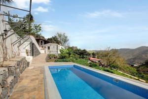 ein Swimmingpool vor einem Haus in der Unterkunft La Escalincha in Tegueste