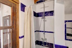 ein Badezimmer mit Dusche und blau-weißen Fliesen in der Unterkunft La Escalincha in Tegueste + 24 Fotos
