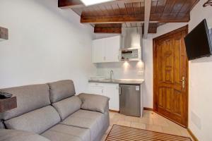ein Wohnzimmer mit Sofa und eine Küche in der Unterkunft La Escalincha in Tegueste