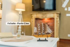 a miniature boat sitting on a table with a lamp at Boutique Suites anno 1789 by Kamelu in Gengenbach