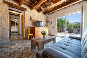 a living room with a couch and a table at Casa rural Mestre in Deltebre