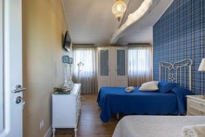 a bedroom with two beds and a blue tiled wall at Apartamento La Calleja in Arzúa