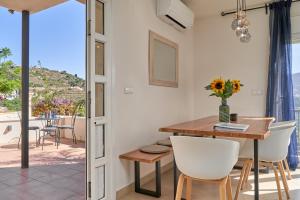 a dining room with a table and chairs and a balcony at Casa Palmeras in Almuñécar