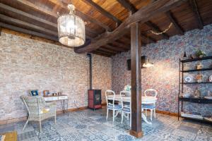 a dining room with a table and chairs at Apartamento La Calleja in Arzúa