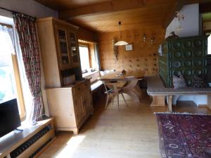 a room with a kitchen with a table and a tableablish at Ferienhaus am Bach in Wieden