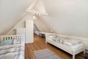 a bedroom with two beds in a attic at Ferienhaus Reetkate Breklum in Breklum
