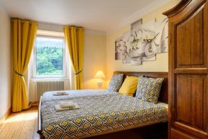 a bedroom with a bed and a window at Villa Balboa in Sondernach