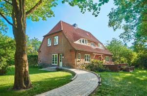 a brick house with a brick walkway in front of it at Große Atelierwohnung Barrierefrei in Meezen