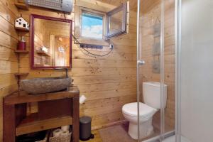 a bathroom with a toilet and a sink at Casa da Lagoa Pateira in Fermentelos
