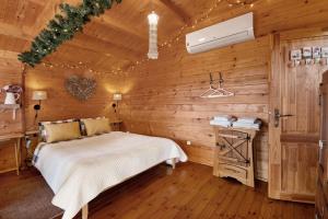 a bedroom with a bed in a wooden room at Casa da Lagoa Pateira in Fermentelos