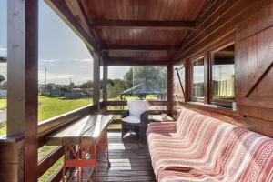 a covered porch with two benches and a table at Casa da Lagoa Pateira in Fermentelos