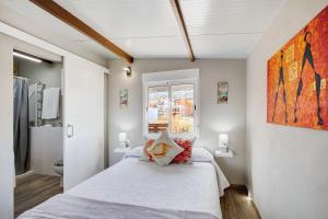 a small bedroom with a bed and a window at Estudio Calima in Arico