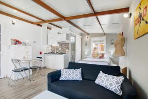 a living room with a couch and a bed at Estudio Calima in Arico
