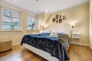 a bedroom with a bed with two towels on it at Ferienwohnung Oertzheide in Hermannsburg