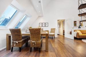 a dining room with a table and chairs at Ferienwohnung Oertzheide in Hermannsburg