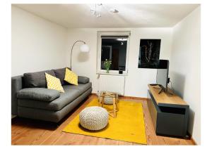 a living room with a couch and a table at Urlaub auf dem Land in Triepkendorf