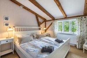 a bedroom with a bed and a window at Ferienwohnung alter Heuboden in Steinbergkirche