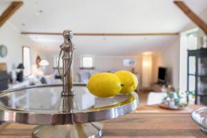 three lemons on a metal plate on a table at Ferienwohnung alter Heuboden in Steinbergkirche