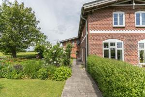 a brick house with a walkway in front of it at Ferienwohnung alter Heuboden in Steinbergkirche