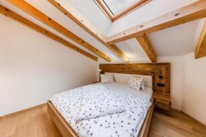 a bedroom with a bed in a attic at Naturoase Stegerhof Apt Margerite in Trodena