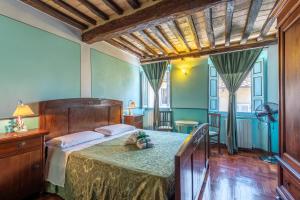 a bedroom with a large bed with a wooden headboard at beb del Musico in Montalcino