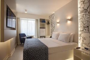 um quarto de hotel com uma cama e uma cadeira em ibis Styles Rio de Janeiro Botafogo no Rio de Janeiro